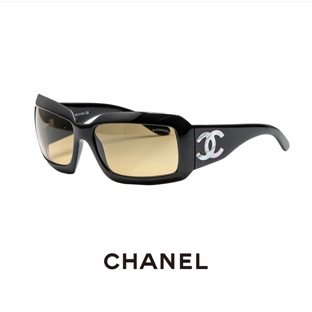 CHANEL Black Sunglasses with Mother Of Pearl CC and Brown Gradient Lenses